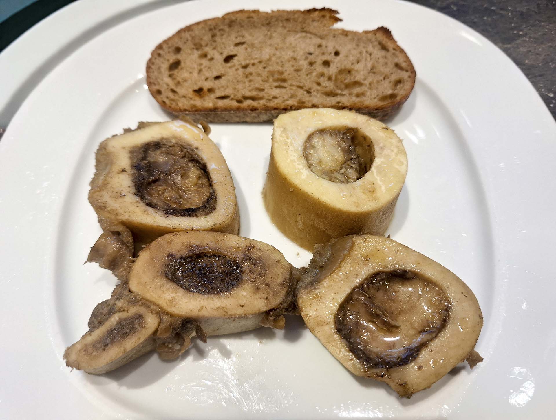 Markknochen serviert