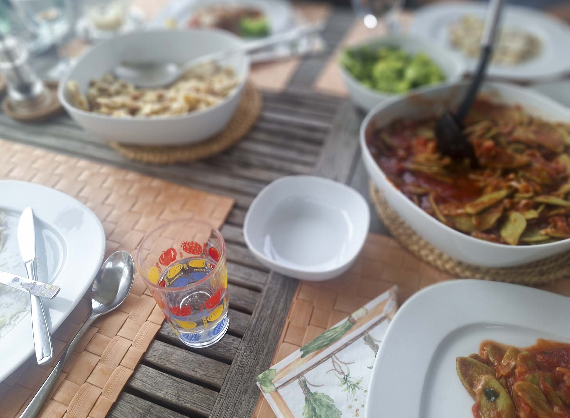 Zweierlei Pasta auf dem Tisch